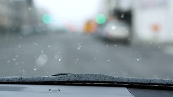 Την Πτώση Χιονιού Κατά Την Οδήγηση Αυτοκινήτου Στην Κυκλοφορία Της — Αρχείο Βίντεο
