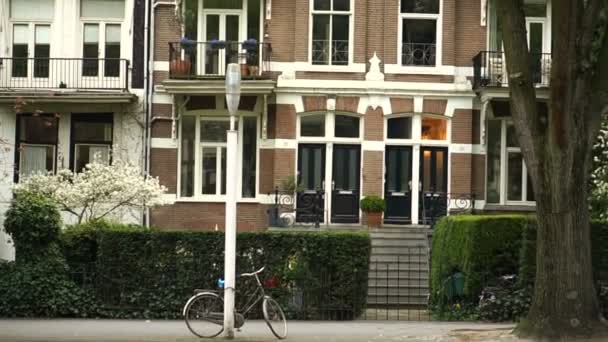 Abril 2017 Amsterdam Países Bajos Personas Que Viajan Bicicleta Tranvía — Vídeo de stock