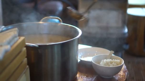 Cuchara Sopa Arroz Mañana Olla Caliente Con Humo — Vídeos de Stock