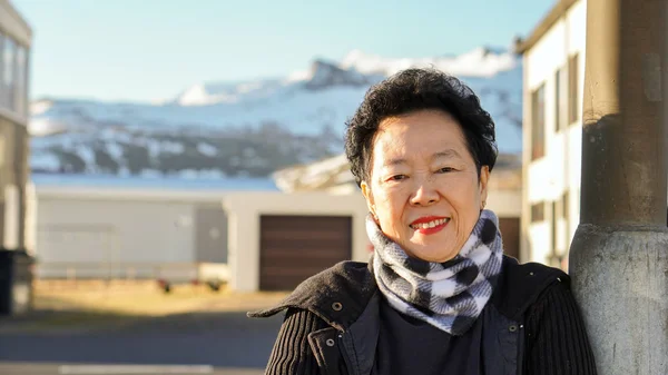 Aziatische senior vrouw portret in Europa sneeuw berg dorp mori — Stockfoto