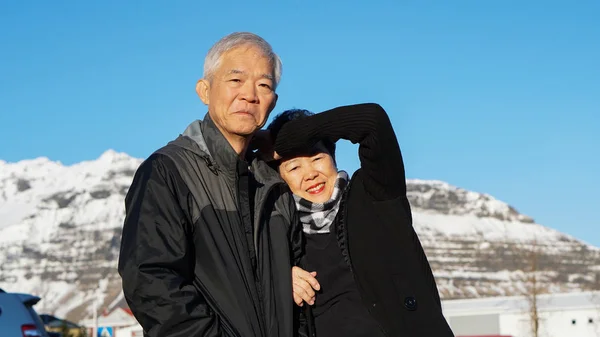 Aziatische senior paar hebben plezier in Europa portret met sneeuw mounta — Stockfoto