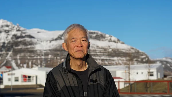 Asiático homem feliz retrato com Europa neve montanha aldeia backg — Fotografia de Stock