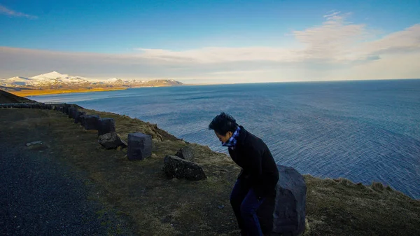 Asiática senior mujer viajar en la parte superior de Islandia carretera montaña bahía vi —  Fotos de Stock