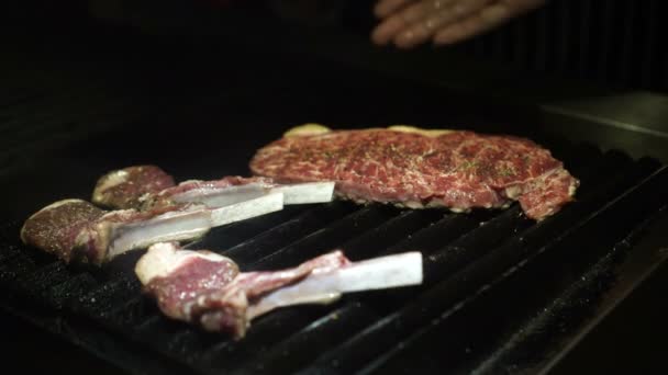 Chef Cocinando Costillas Cordero Parrilla Carne Res — Vídeos de Stock