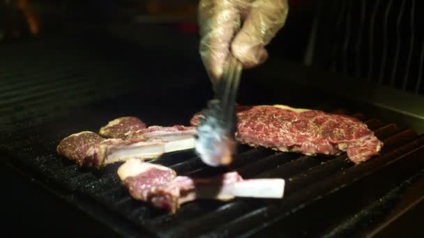 Chef Cocinando Costillas Cordero Parrilla Carne Res — Vídeos de Stock