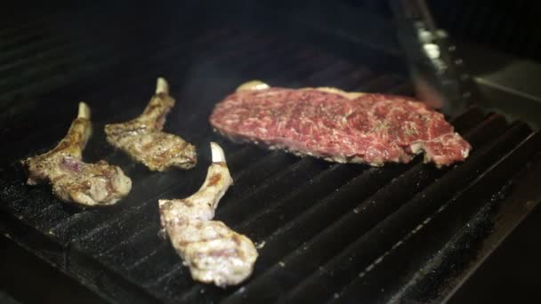 Kock Matlagning Grillad Lamm Revben Och Nötstek — Stockvideo