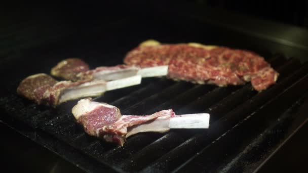 Chef Cocinando Costillas Cordero Parrilla Carne Res — Vídeos de Stock