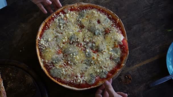 Mãos Tomando Pizza Ângulo Superior Estilo Rústico — Vídeo de Stock