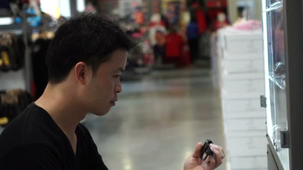 Asiático Homem Compras Para Cara Gadget Acessórios Shopping — Vídeo de Stock