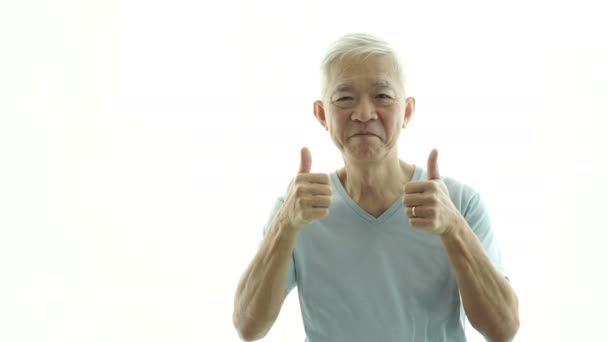 Asiático Mayor Hombre Pulgar Arriba Retroiluminado — Vídeo de stock