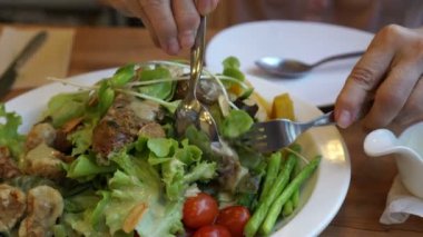 Kaşık ve çatal salata 4 k paylaşımı kullanarak