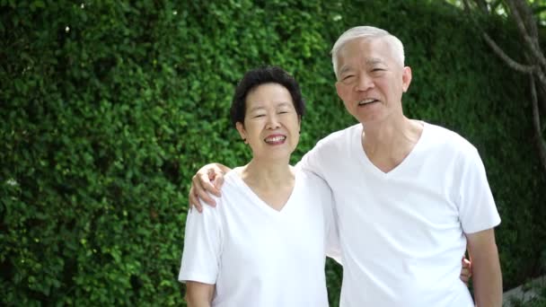 Feliz Asiático Senior Pareja Verde Arbusto Naturaleza Fondo — Vídeo de stock