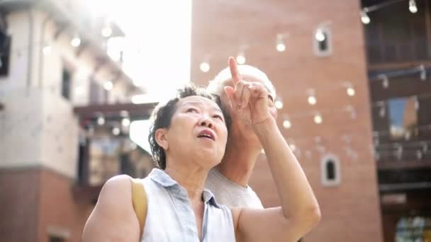 Asiática Senior Pareja Emocionante Sorpresa Nuevo Lugar Viaje — Vídeo de stock