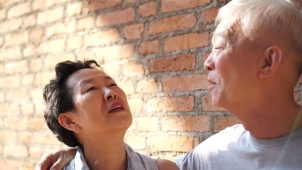 Asiatico Anziani Coppia Interagire Insieme Mattone Sfondo Con Sole — Video Stock