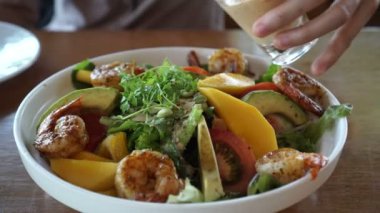 Avokado ızgara karides mango yaz salatası yemek 4k