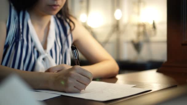 Mujer Asiática Escribiendo Planeando Trabajo Contrato Trabajo Hogar Lujo — Vídeos de Stock