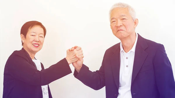 Asiatische Senior-Geschäftsleute Paar Händchen halten für erfolgreiche — Stockfoto