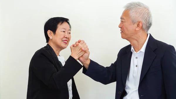 Asiático sênior pessoas de negócios casal dando a mão para o sucesso — Fotografia de Stock