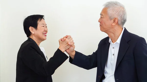 Asiático sênior pessoas de negócios casal dando a mão para o sucesso — Fotografia de Stock