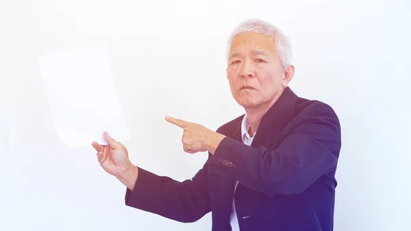 Asiatiska senior affärsman olycklig arg uttryck för rapporten res — Stockfoto