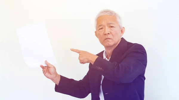 Asiatiska senior affärsman olycklig arg uttryck för rapporten res — Stockfoto