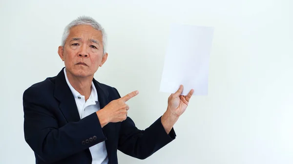 Ásia sênior empresário infeliz raiva expressão para relatório res — Fotografia de Stock
