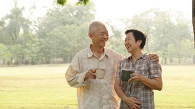 Asya kıdemli çift yaz Park, yeşil içme kahve sakin ol. 