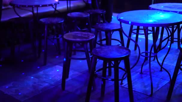 空夜俱乐部酒吧桌在紫迪斯科光之下 — 图库视频影像