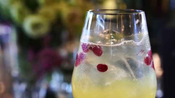 Sprankelende Cocktail Drinken Dienen Luxe Bar — Stockvideo