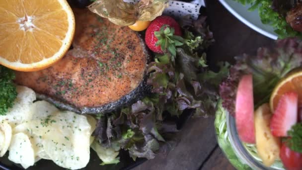 Prato Bife Salmão Wiht Frutas Coloridas Chips Laranja Molho — Vídeo de Stock