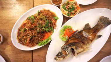 Tayland deniz mahsulü, kızarmış balık ve sarımsak yiyerek.