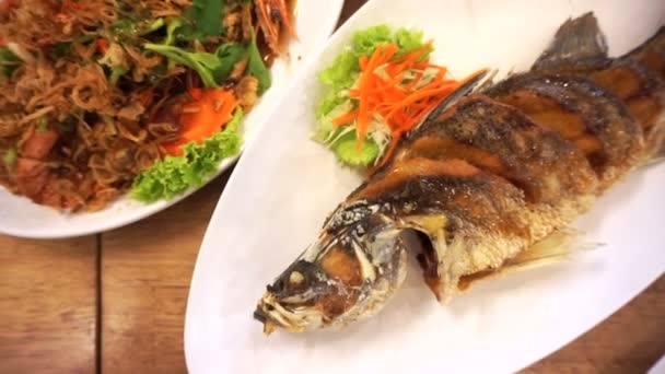 Von Oben Essen Thailändischer Meeresfrüchte Ganze Gebratene Fische Und Garnelen — Stockvideo