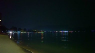 Pattaya Tayland plajı şehir dağının silüeti ve okyanus birleşimi İtalyan Tayland yemeği makarnası ve sarhoş soslu karides.