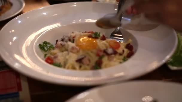Mencampurkan Spageti Carbonara Dengan Kuning Telur — Stok Video
