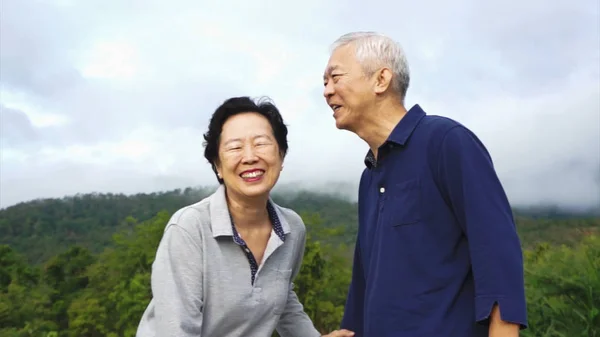 Asiático casal de idosos rindo enquanto a natureza montanha trekking exercer — Fotografia de Stock