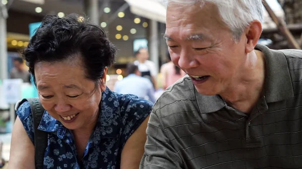 Αγαπώντας ασιατικό ηλικιωμένο ζευγάρι σίτιση παγωτό ευτυχισμένη χρονολόγηση εξωτερική — Φωτογραφία Αρχείου