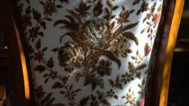 Ahşap çerçeve mobilyaların üzerinde güzel işlemeli sanat gül deseni klasik iç mimari tarzı.