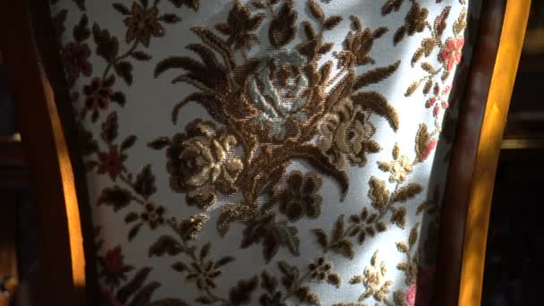 木架家具典雅室内风格上美丽的刺绣玫瑰图案 — 图库视频影像