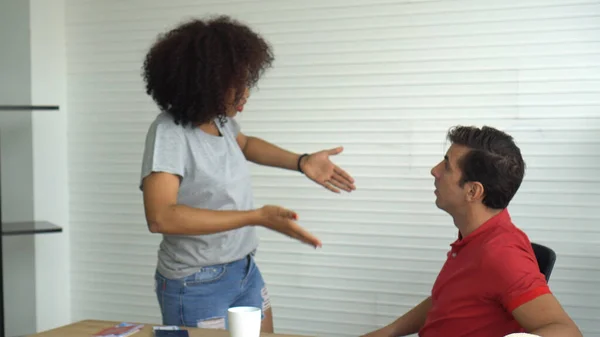 Hispânico trazer trabalho para casa e lutando com Africano namorada estresse do trabalho — Fotografia de Stock