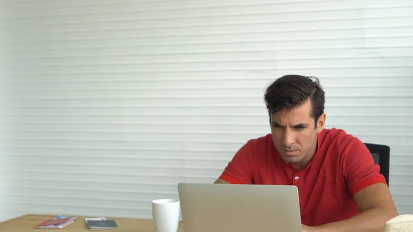 Lateinisch hispanischer Mann Stress bei der Arbeit am Computer — Stockfoto