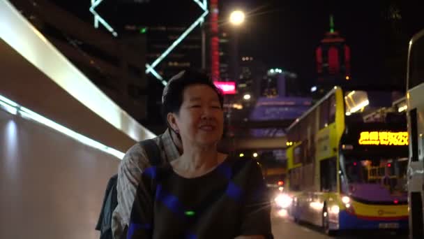 Жовтня 2019 Року Подружжя Азіатських Старійшин Подорожує Гонконгу Ввечері — стокове відео