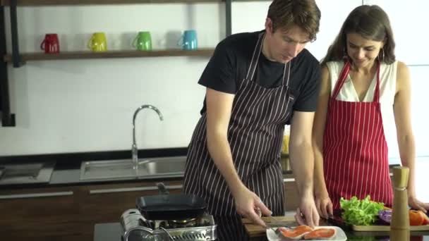 Saludable Pareja Caucásica Calidad Tiempo Cocinar Comida Casera Salmón — Vídeo de stock