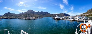 Simon 's Town İskelesi manzaralı Cape Town Güney Afrika' daki Seal Adası 'nı görmek için. 
