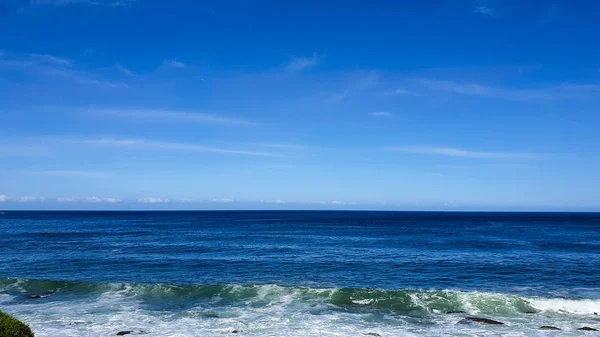 África do Sul oceano azul profundo com céu claro mar indiano — Fotografia de Stock