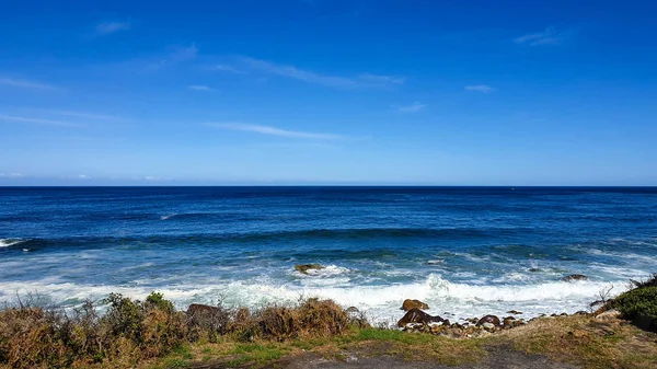 Südafrika tiefblauer Ozean mit klarem Himmel — Stockfoto