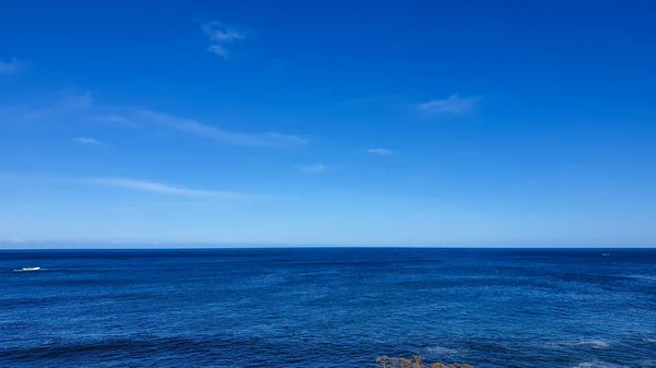 África do Sul oceano azul profundo com céu claro — Fotografia de Stock