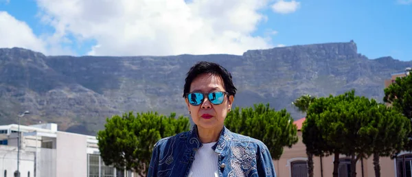 Asiatische Seniorin reist nach Kapstadt Südafrika glücklicher Traum — Stockfoto
