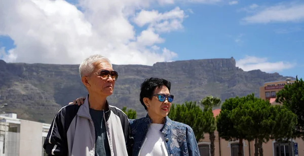 Asiático casal sênior viagem para a África do Sul tabela Cidade do Cabo montanha marco — Fotografia de Stock