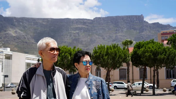 Azjatycki senior para podróż do RPA Kapsztad stół górski punkt orientacyjny — Zdjęcie stockowe