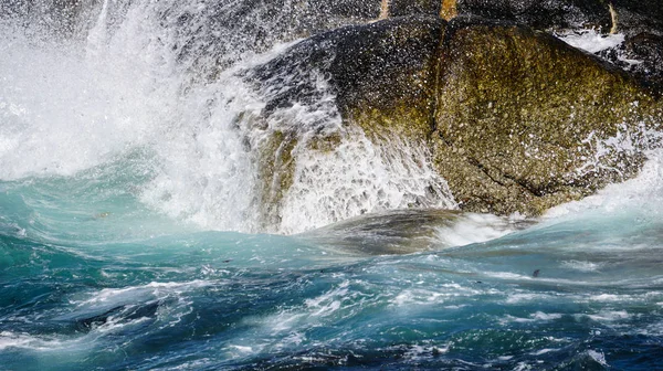 Strong ocean wave hitting rock close up — Stock Photo, Image